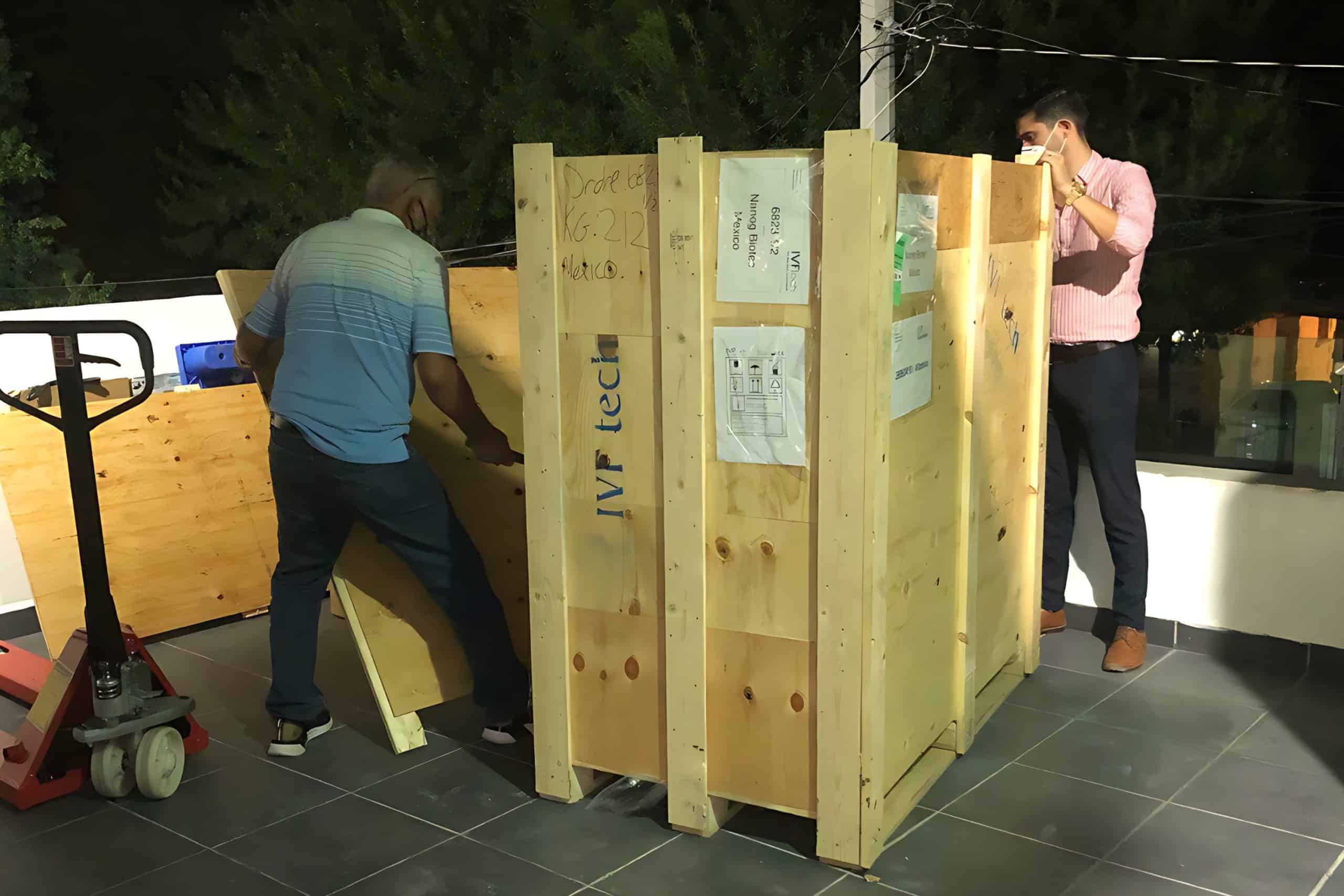 Caja de envío para biotecnología, establecida por Nanog Biotec, en proceso de envío de productos farmacéuticos o biológicos, con personal verificando la preparación.