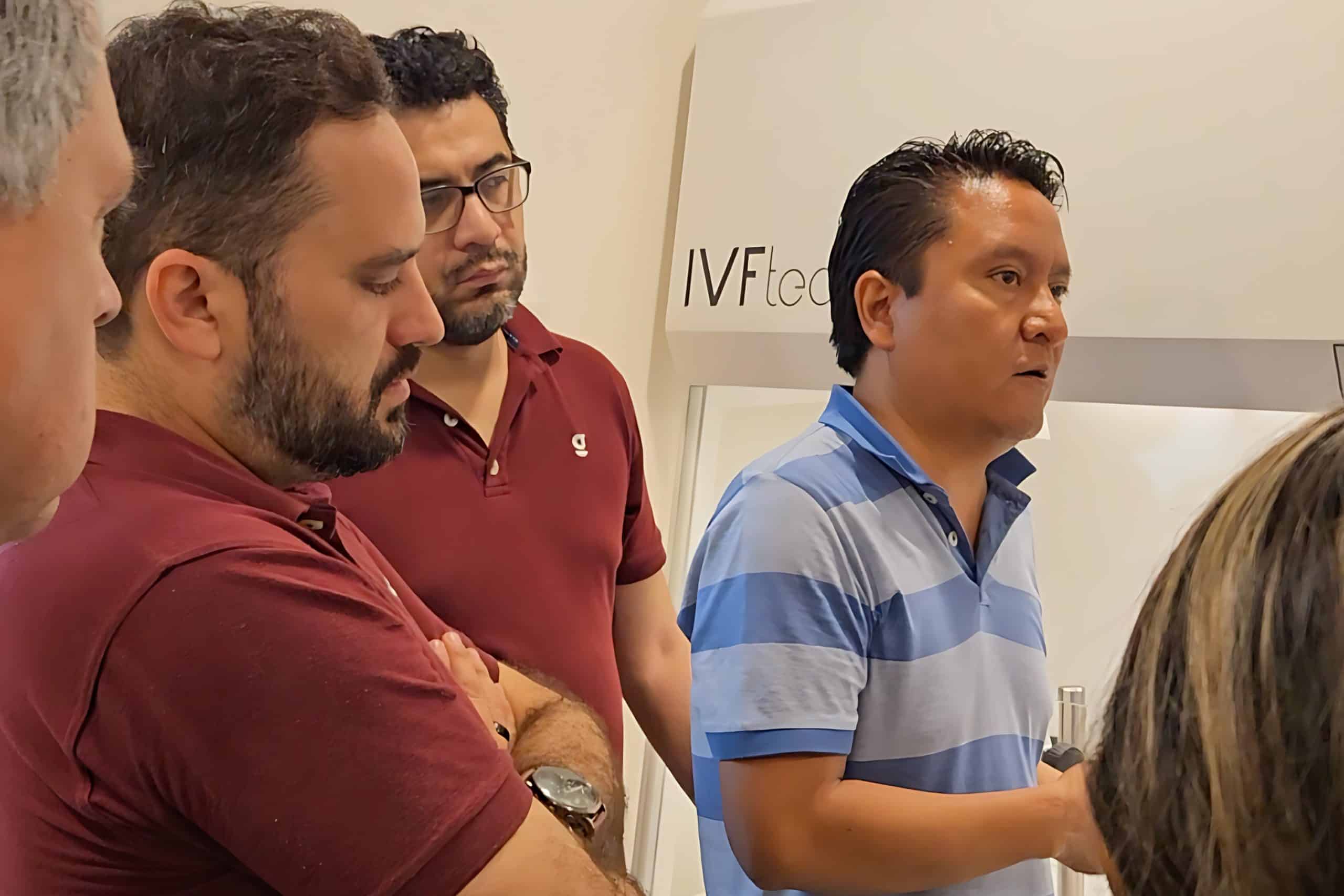 Investigadores en una presentación de tecnología de Nanog Biotec en México, enfocada en innovaciones en medicina regenerativa y terapias celulares. La imagen refleja profesionalismo y avances científicos.