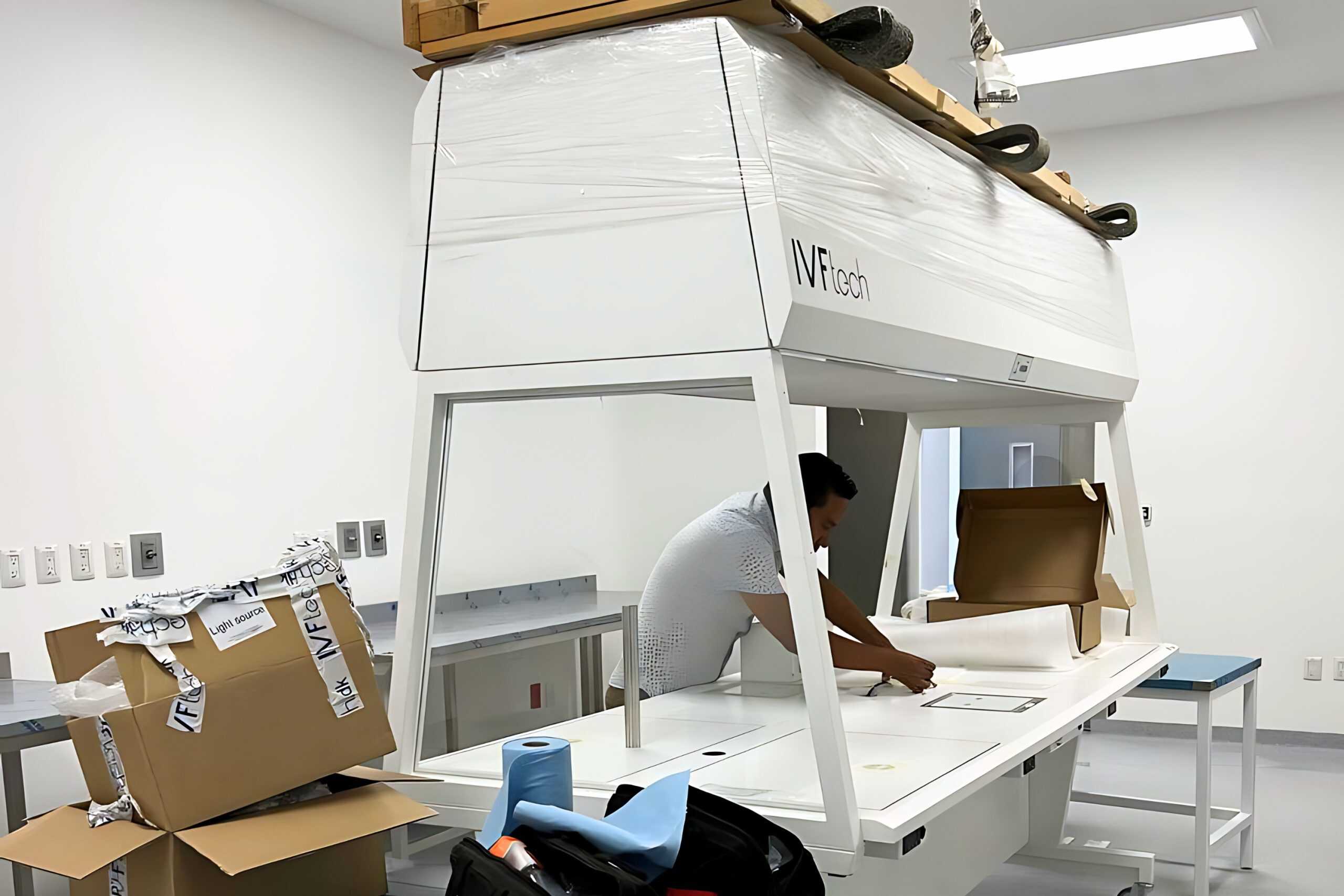 Microfabricación de dispositivos biotecnológicos en un laboratorio especializado de Nanog Biotec.