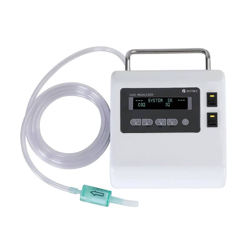 Gas analyzer para monitoreo de gases en aplicaciones médicas y biotecnológicas, modelo Astec. Equipo compacto con pantalla digital y controles para medición precisa de CO2 y O2. Ideal para laboratorios y centros de salud.