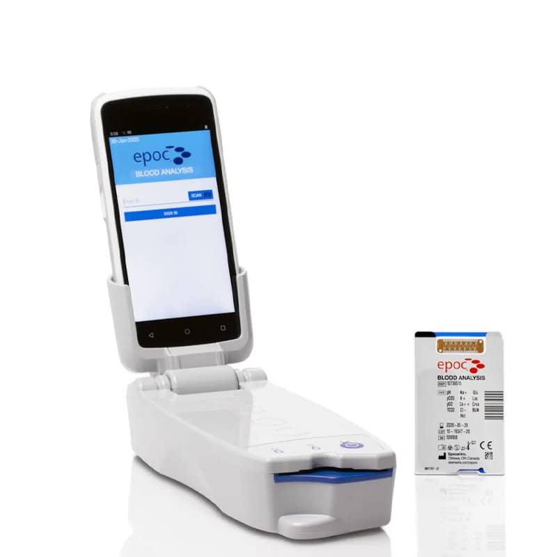 Cañón de sangre portátil con dispositivo de análisis de sangre Epoc, ideal para diagnósticos rápidos y precisos en laboratorios y ambientes clínicos.