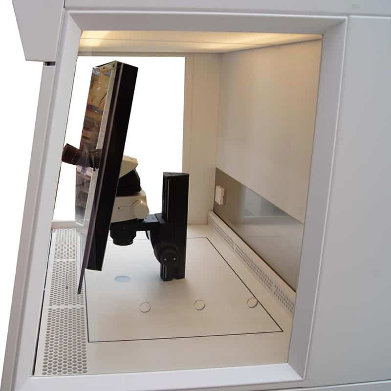 Innovadora estación de trabajo para investigación en biotecnología en Nanog Biotec, equipada con microscopio avanzado para análisis celulares y genéticos.