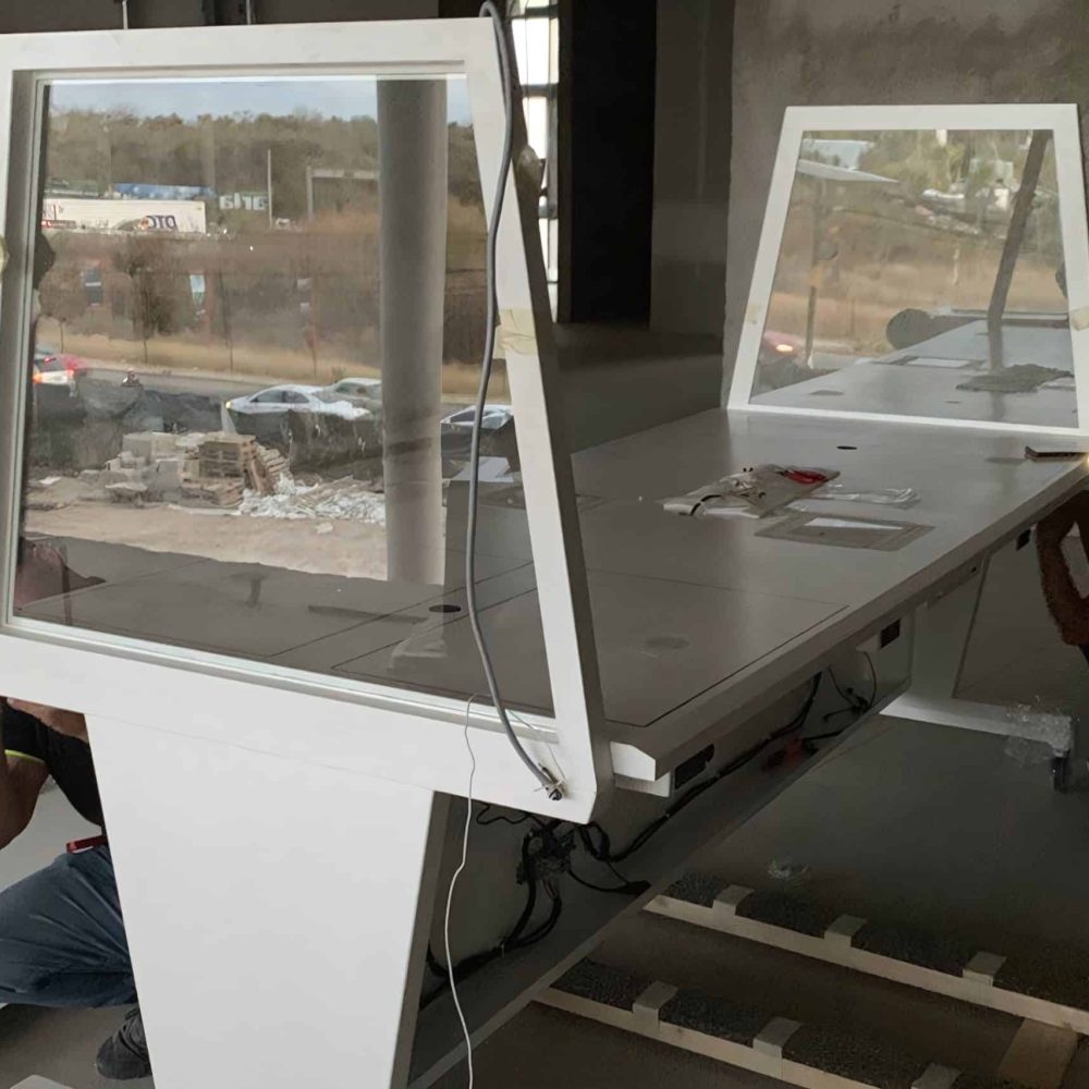 Panel de trabajo con cubrebocas, fabricado por Nanog Biotec, en proceso de ensamblaje, en un ambiente industrial.