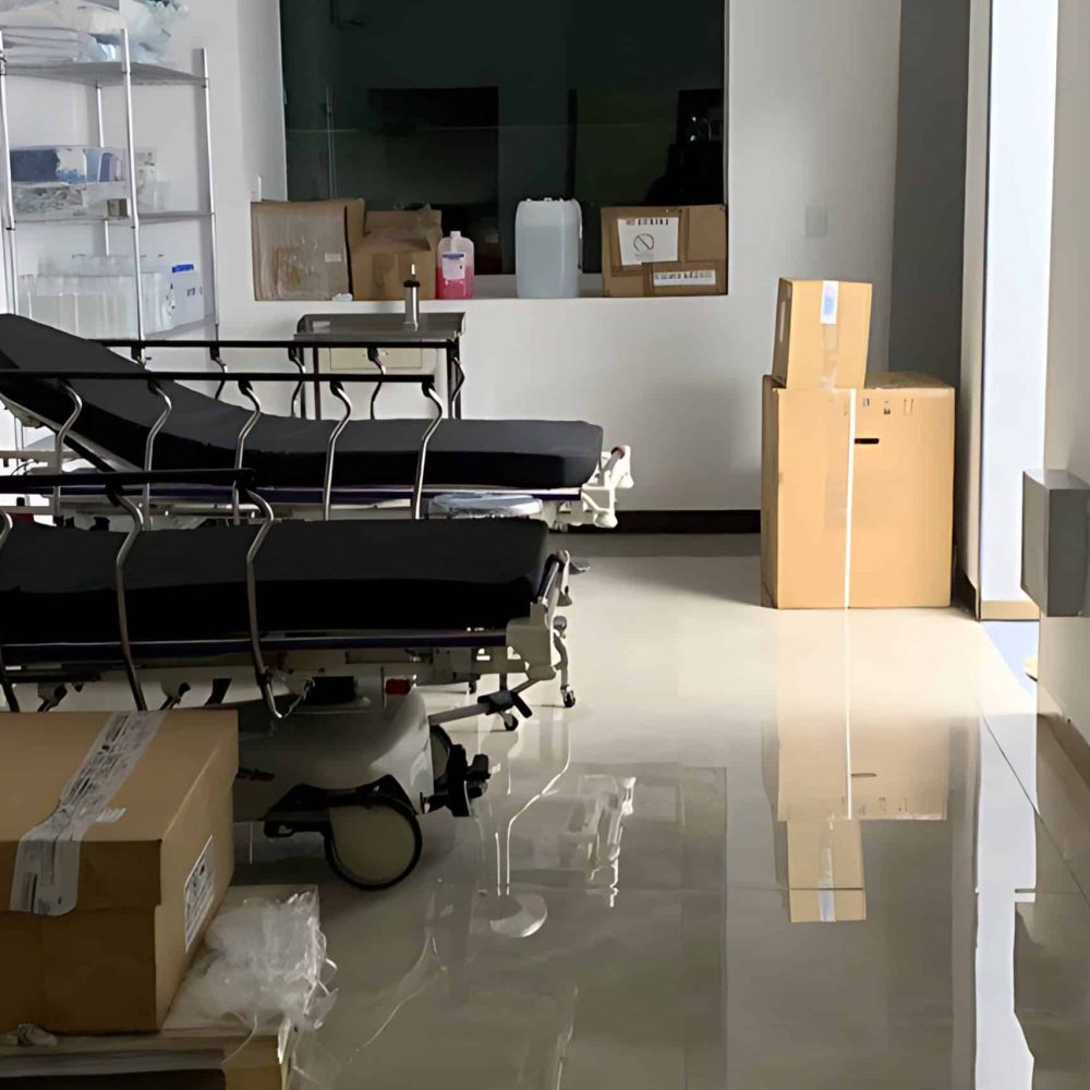 Banco de trabajo de laboratorio con camillas y cajas en una clínica o centro de investigación biotecnológica nanog biotec en mexico.