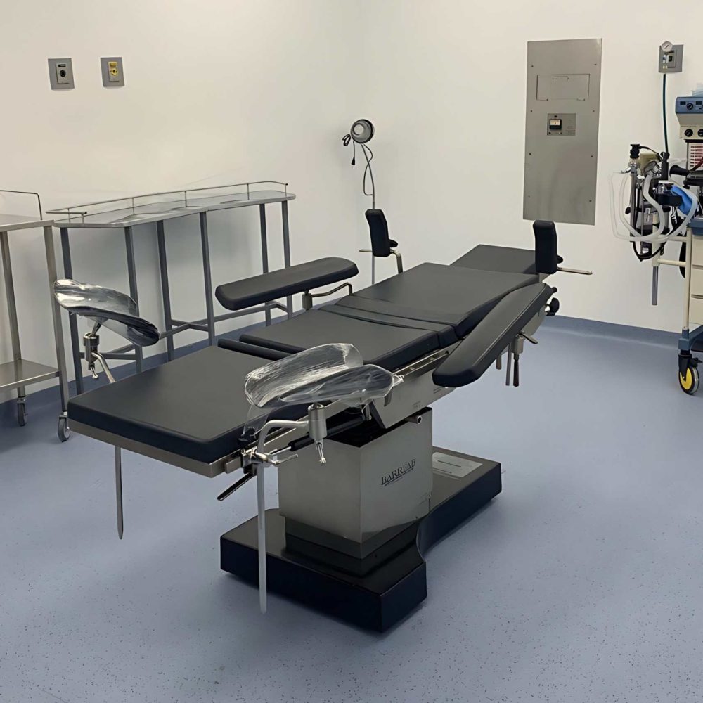 Equipamiento médico en una clínica de Nanog Biotec, incluyendo cama quirúrgica y máquinas de anestesia, diseñada para procedimientos especializados y atención de alta calidad.