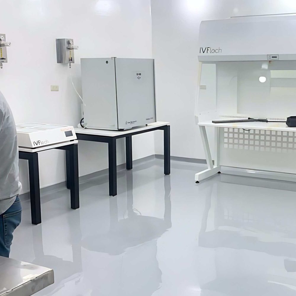 Laboratorio de biotecnología con cabinas de flujo laminar y equipo avanzado para investigación en biociencias. Ambiente limpio y equipado para manipulación segura de muestras biológicas.