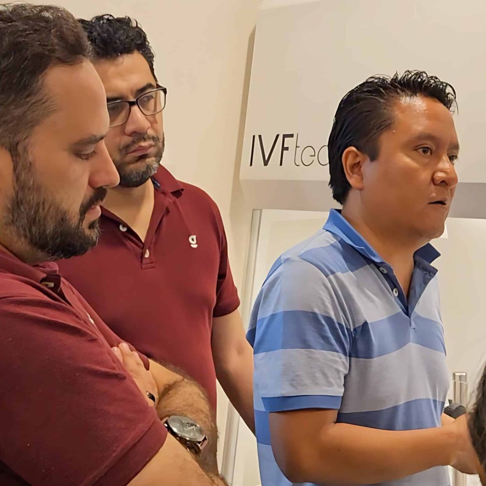 Investigadores en una presentación de tecnología de Nanog Biotec en México, enfocada en innovaciones en medicina regenerativa y terapias celulares. La imagen refleja profesionalismo y avances científicos.