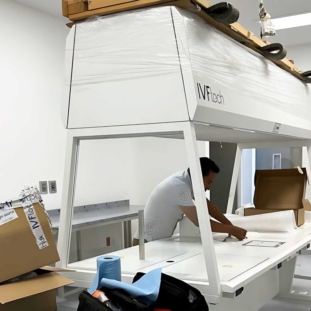 Microfabricación de dispositivos biotecnológicos en un laboratorio especializado de Nanog Biotec.