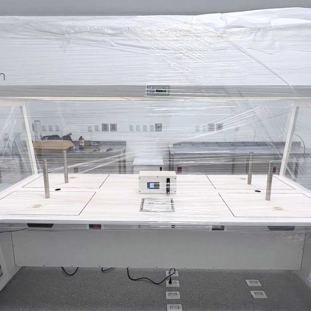 [archivo imagen], Caja de segmento laminar en laboratorio biotecnológico de Nanog Biotec con protección de plástico transparente para seguridad y control de atmósfera, equipo de bioseguridad avanzado para investigaciones científicas, alta tecnología en biotecnología.